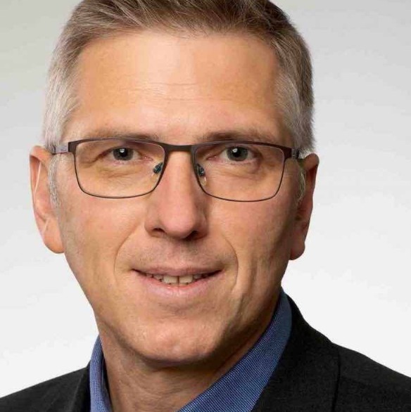 Dr. Armin Zelinka